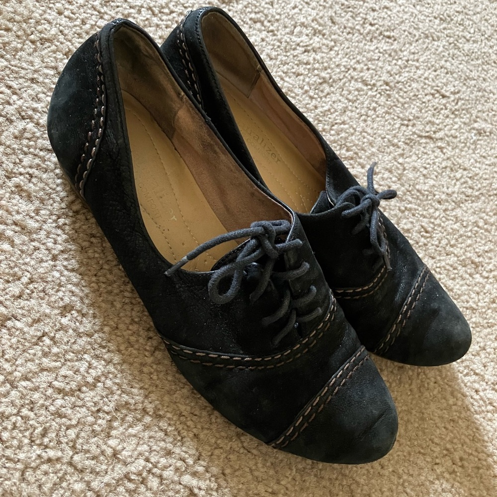 Naturalizer Black Nubuck Oxfords size 6